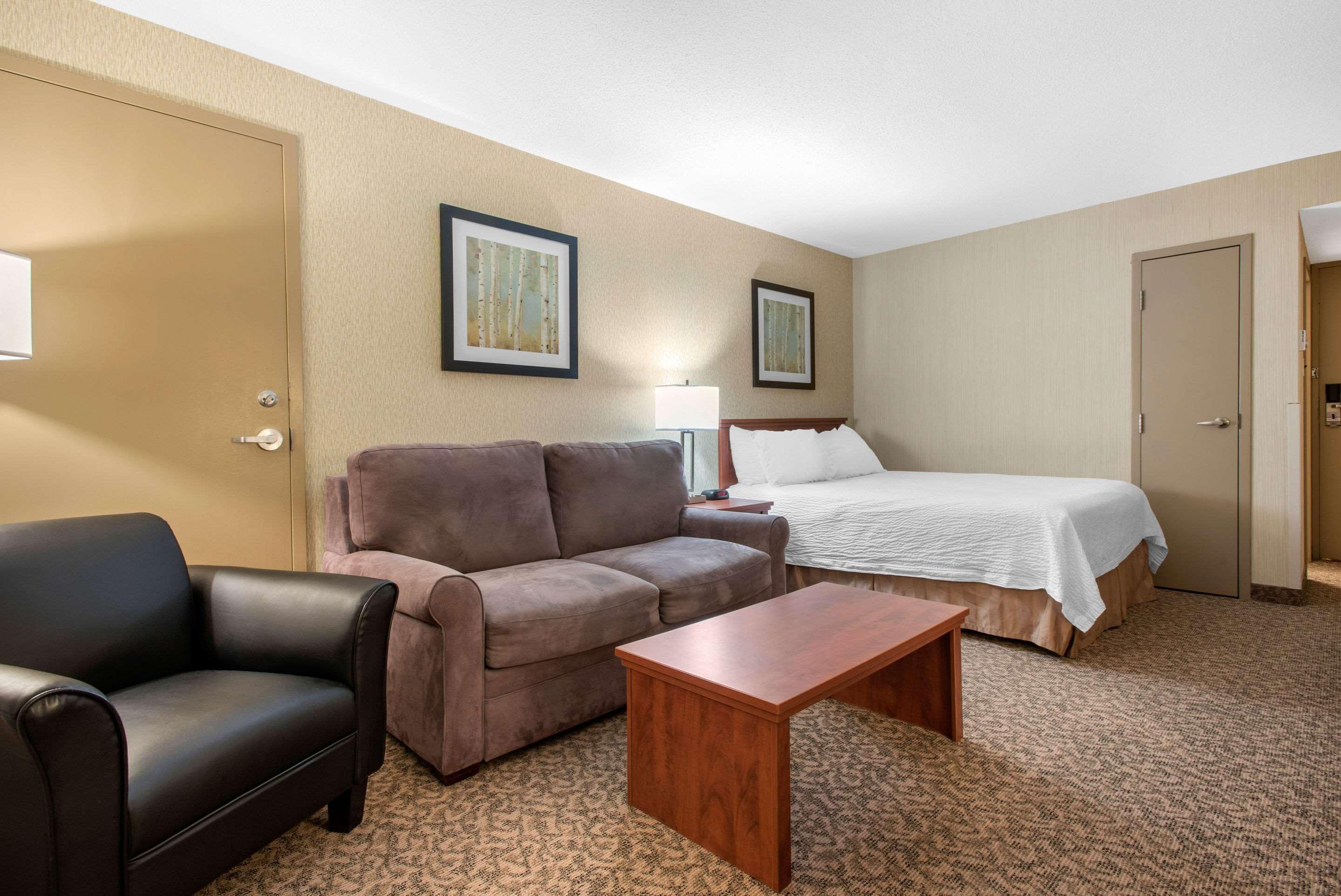 Clarion Hotel&Suites Brandon Exterior foto