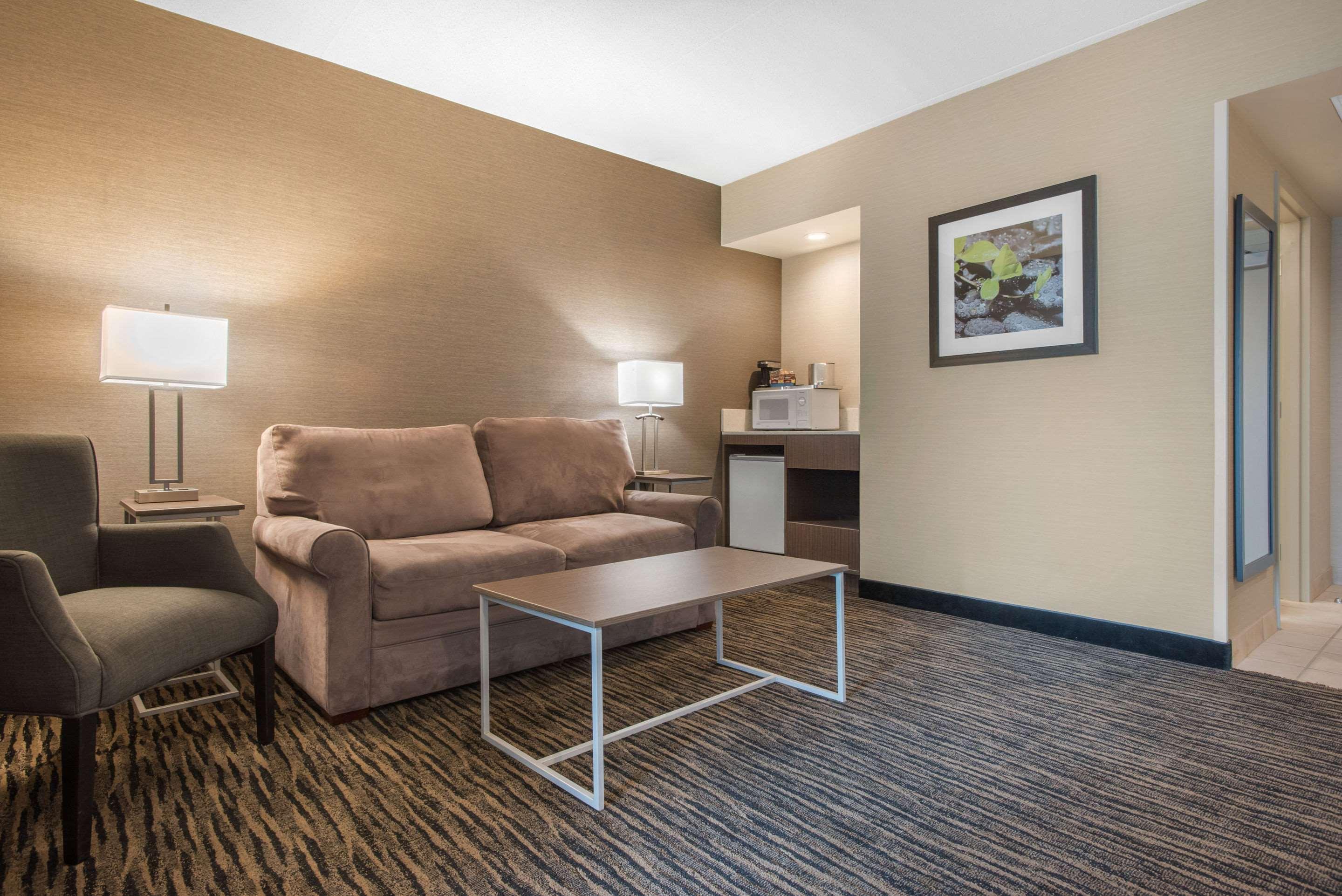 Clarion Hotel&Suites Brandon Exterior foto