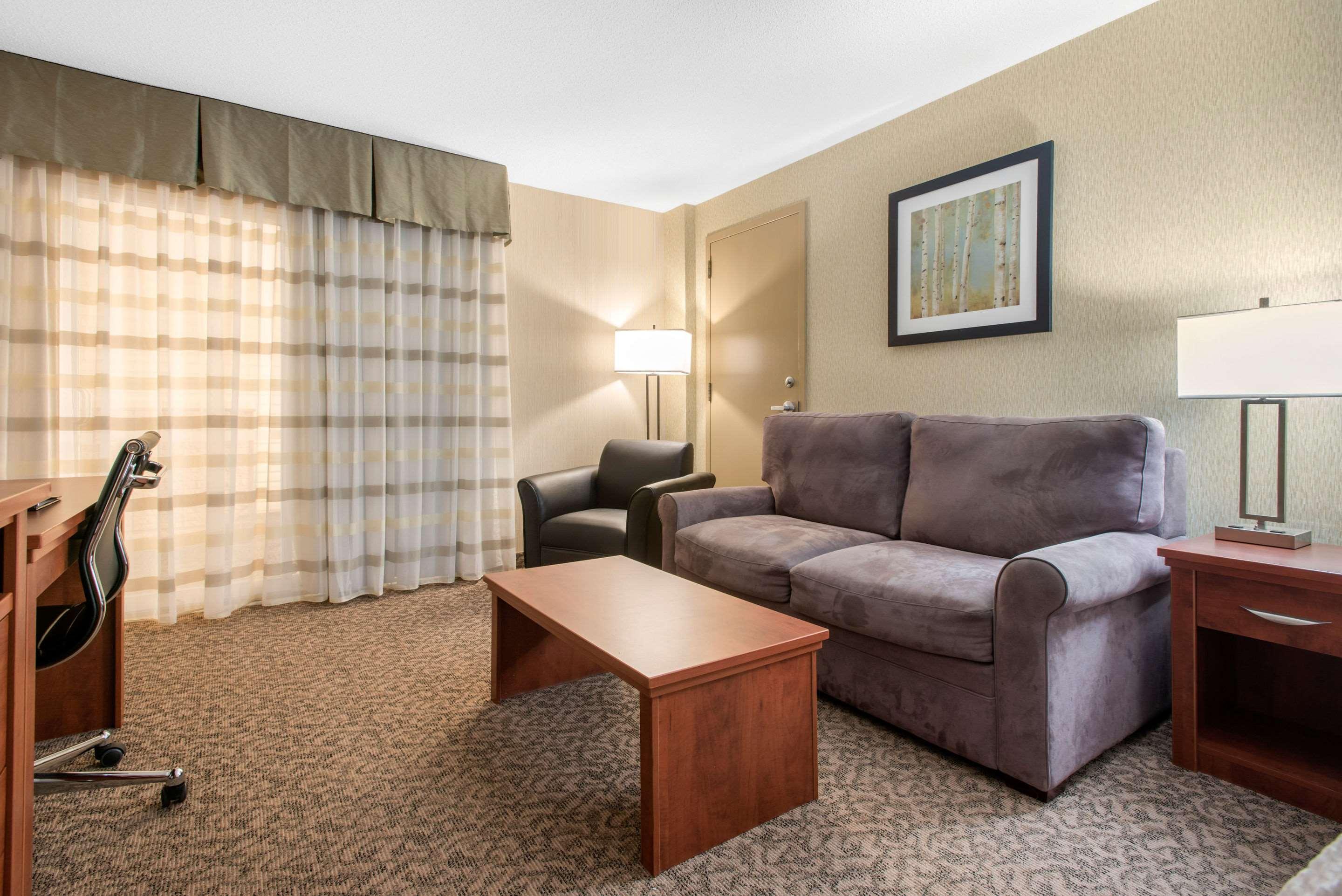 Clarion Hotel&Suites Brandon Exterior foto