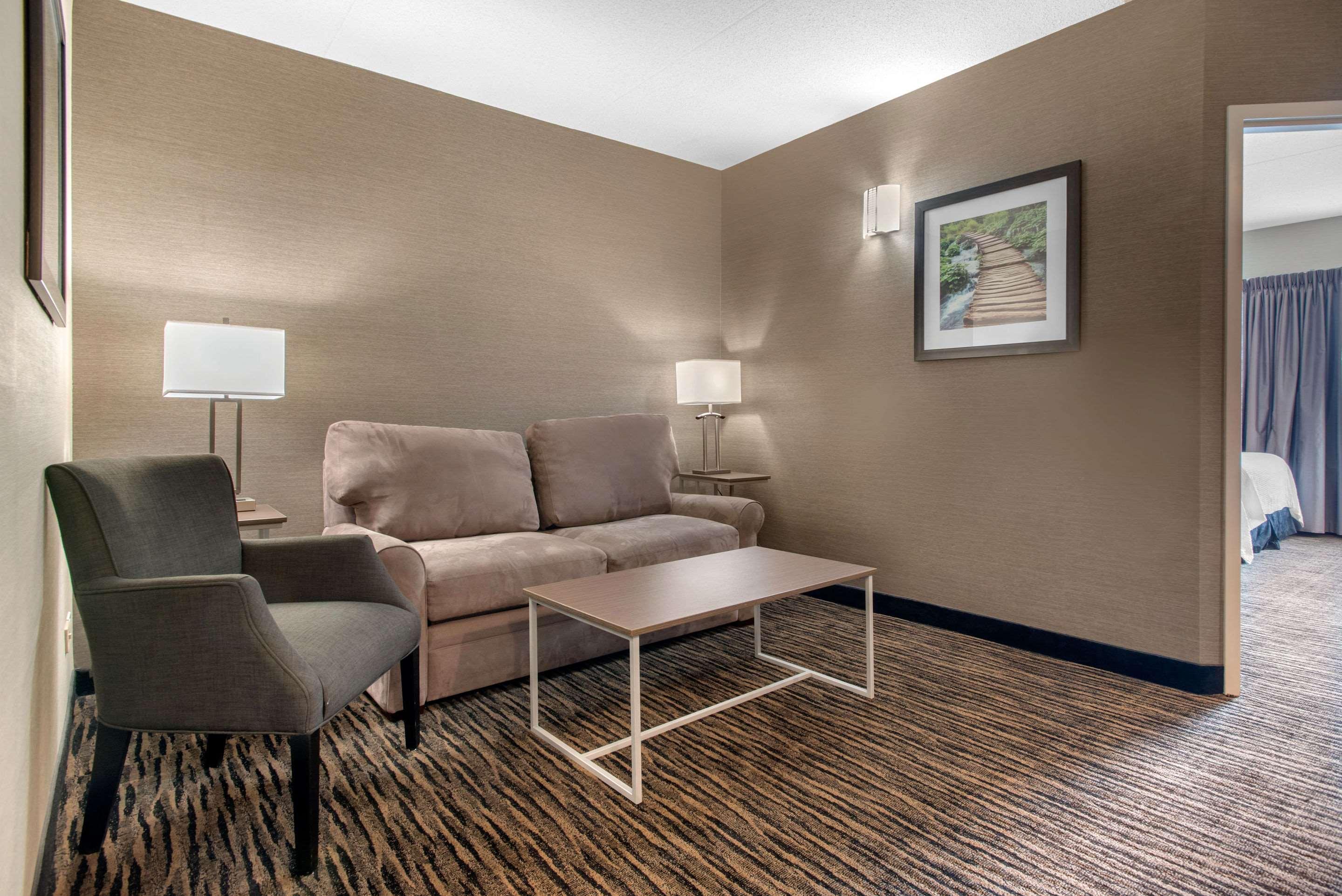 Clarion Hotel&Suites Brandon Exterior foto